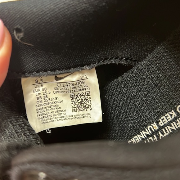 Nike women’s 8.5 react flyknit black tennis shoe - Picture 6 of 9